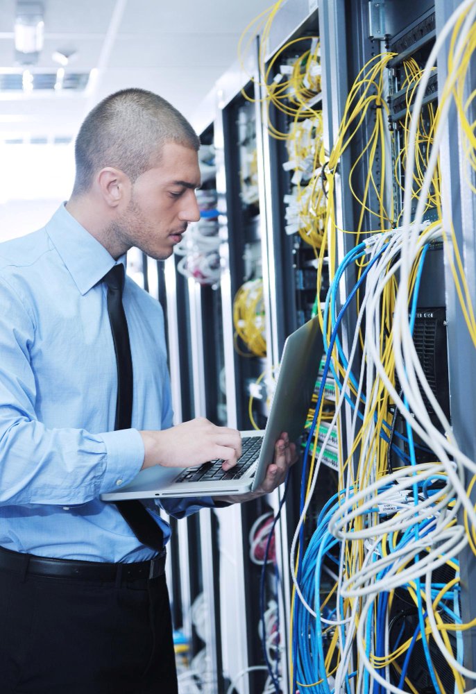 IT contractor testing cabling